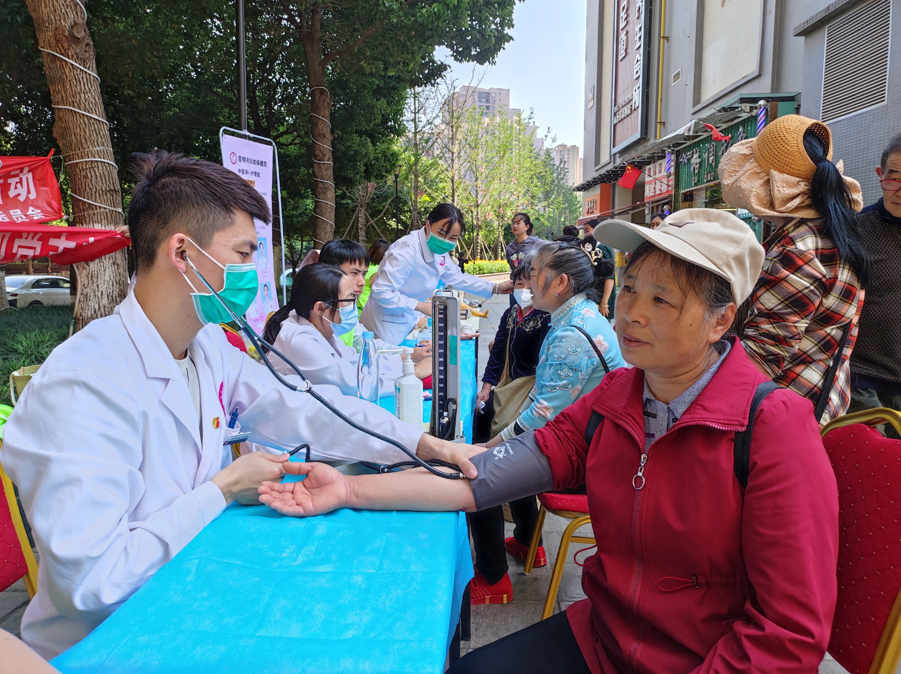 共联共建促发展,义诊服务送温暖——云南经济管理学院医学院康复系党支部联合昆明市妇幼保健院中医科党支部及昆明市五华区龙院社区党委开展健康义诊活动 第 1 张 共联共建促发展,义诊服务送温暖——云南经济管理学院医学院康复系党支部联合昆明市妇幼保健院中医科党支部及昆明市五华区龙院社区党委开展健康义诊活动 第 1 张