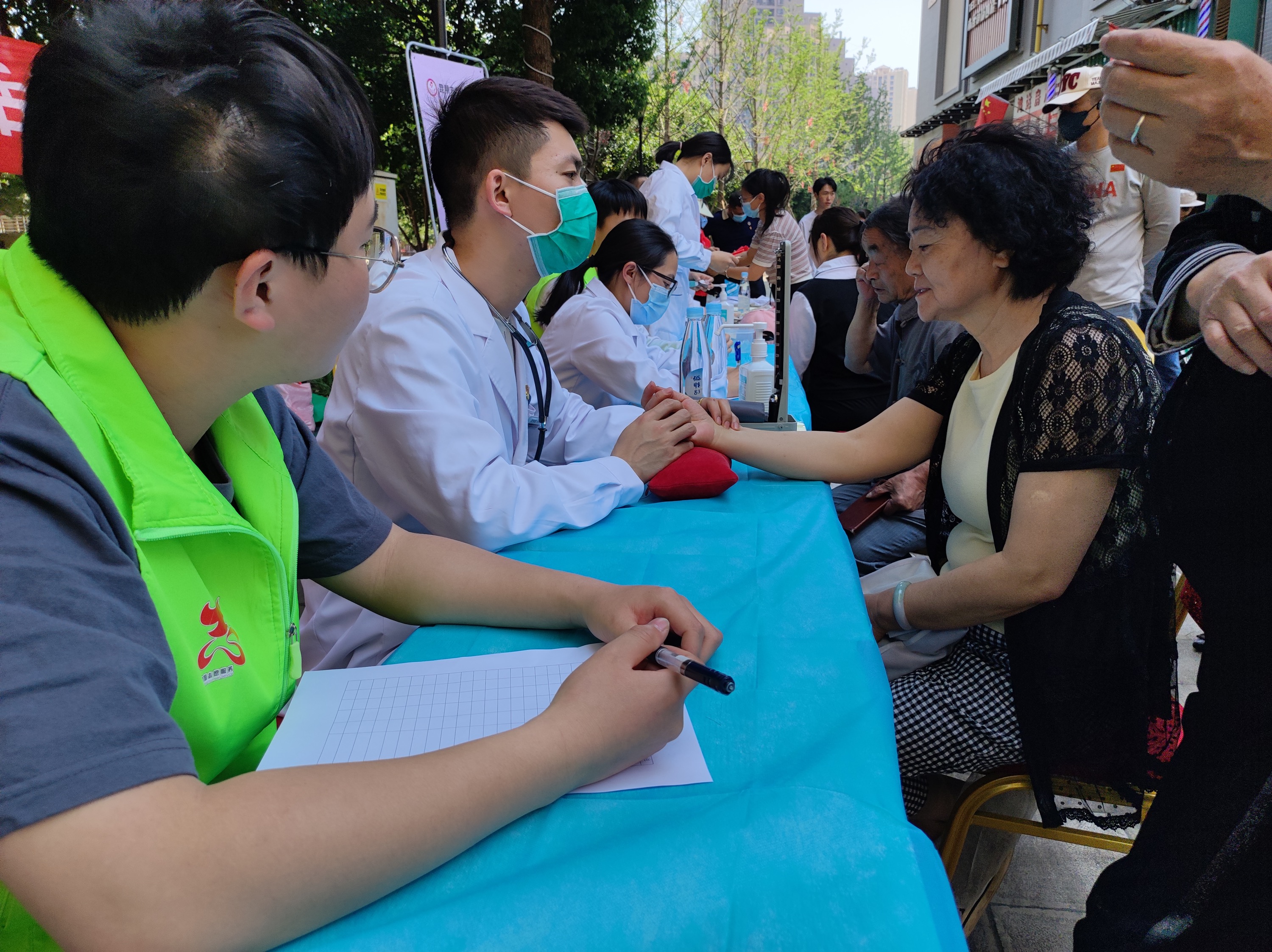共联共建促发展,义诊服务送温暖——云南经济管理学院医学院康复系党支部联合昆明市妇幼保健院中医科党支部及昆明市五华区龙院社区党委开展健康义诊活动 第 2 张 共联共建促发展,义诊服务送温暖——云南经济管理学院医学院康复系党支部联合昆明市妇幼保健院中医科党支部及昆明市五华区龙院社区党委开展健康义诊活动 第 2 张