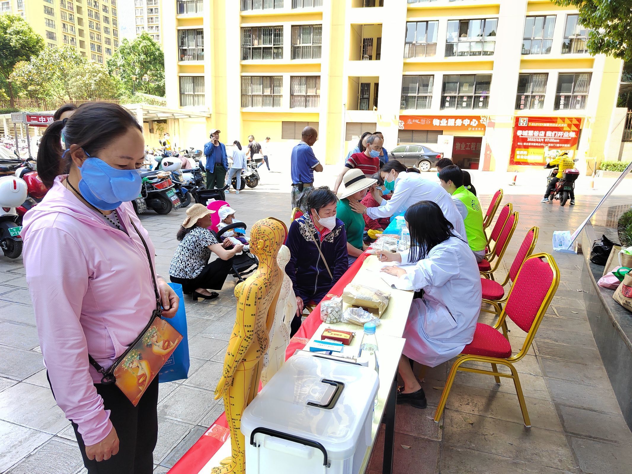 共联共建促发展,义诊服务送温暖——云南经济管理学院医学院康复系党支部联合昆明市妇幼保健院中医科党支部及昆明市五华区龙院社区党委开展健康义诊活动 第 5 张 共联共建促发展,义诊服务送温暖——云南经济管理学院医学院康复系党支部联合昆明市妇幼保健院中医科党支部及昆明市五华区龙院社区党委开展健康义诊活动 第 5 张