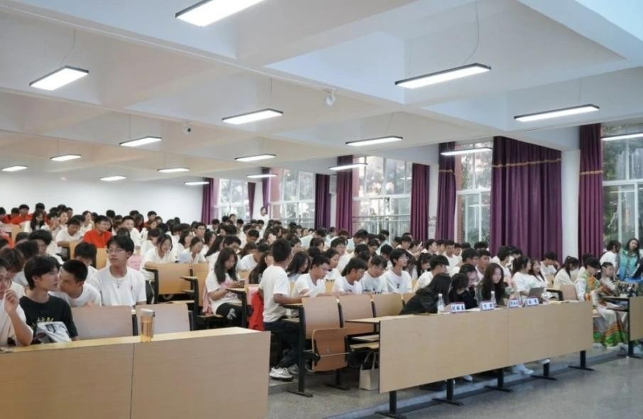 学生工作周报（第12期） 第 32 张