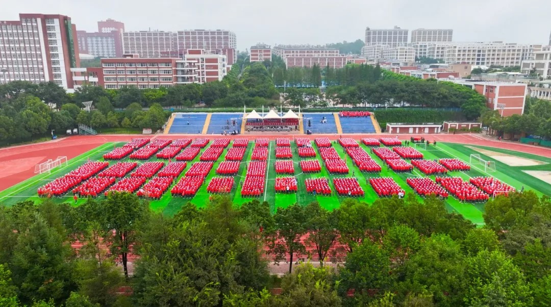 集合！全体都有，云经管军训高燃现场直击→ 第 1 张