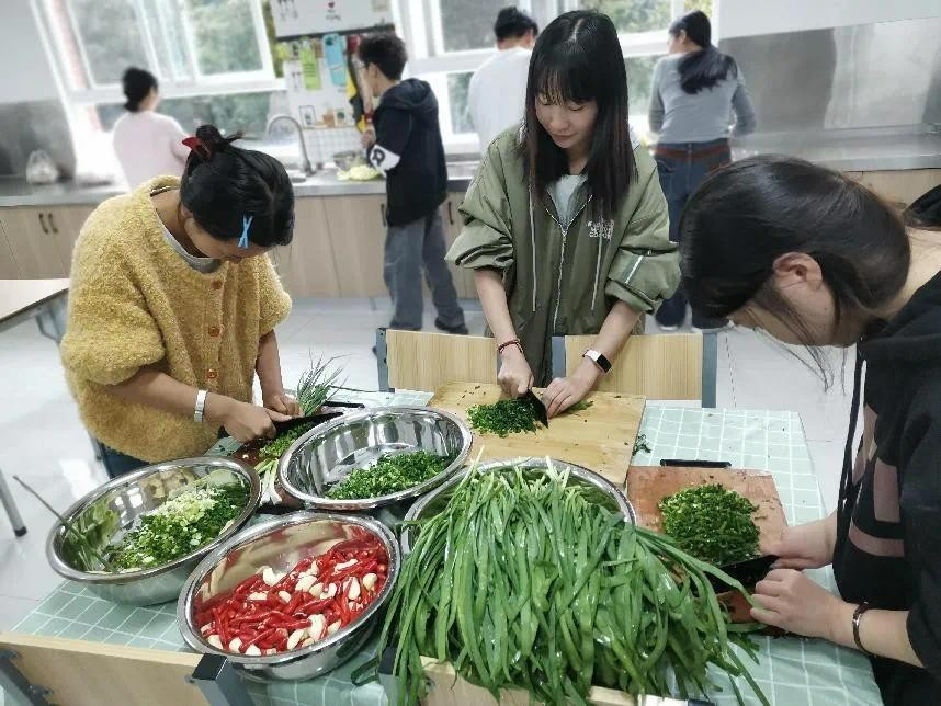学生工作周报（第18期） 第 33 张