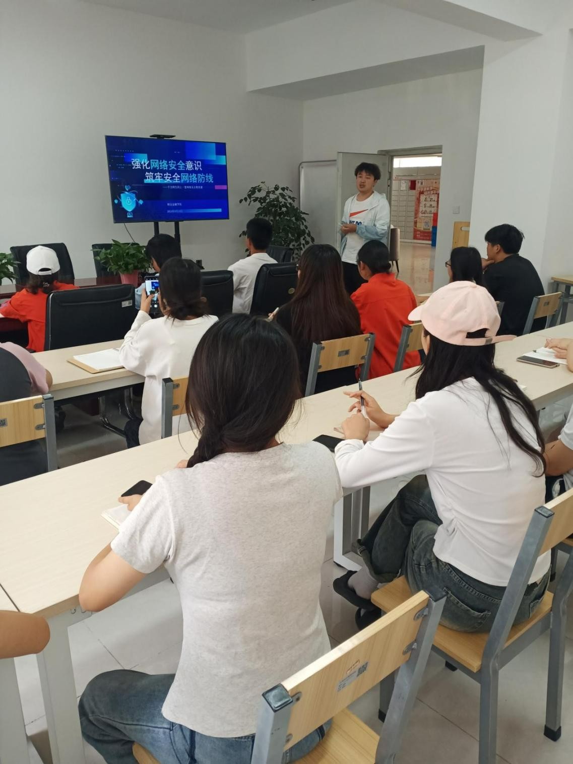 学生工作周报（第10期） 第 38 张