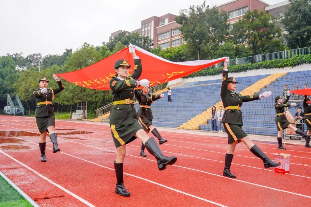 集合！全体都有，云经管军训高燃现场直击→ 第 7 张