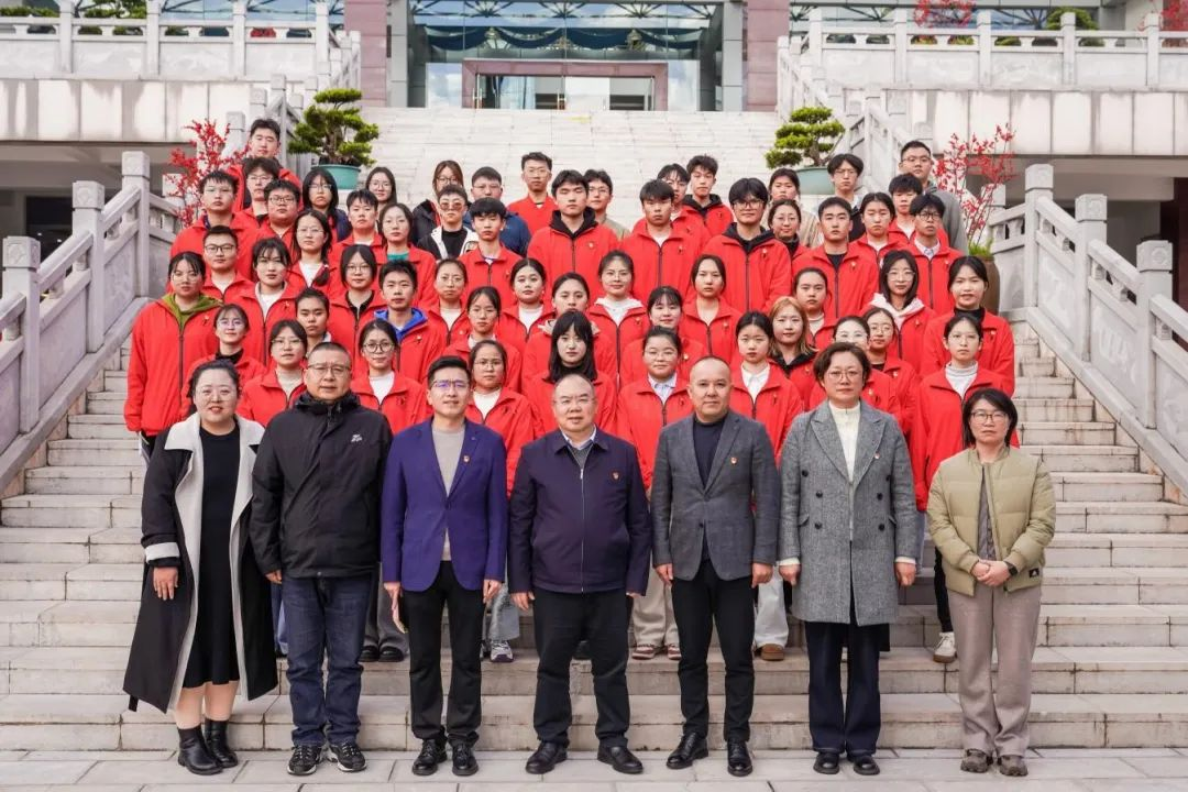 云经管“党员示范宿舍”“党员示范床位”挂牌仪式暨学生党员代表座谈会圆满举行 第 1 张