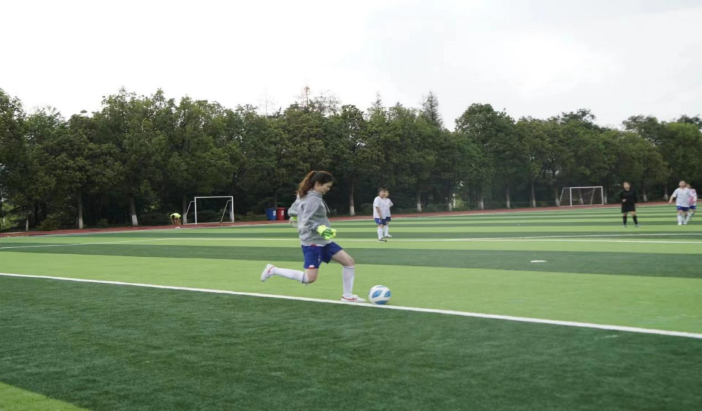 【信智社区团学活动】经管杯足球赛:雨中绽放的青春力量 第 2 张 【信智社区团学活动】经管杯足球赛:雨中绽放的青春力量 第 2 张