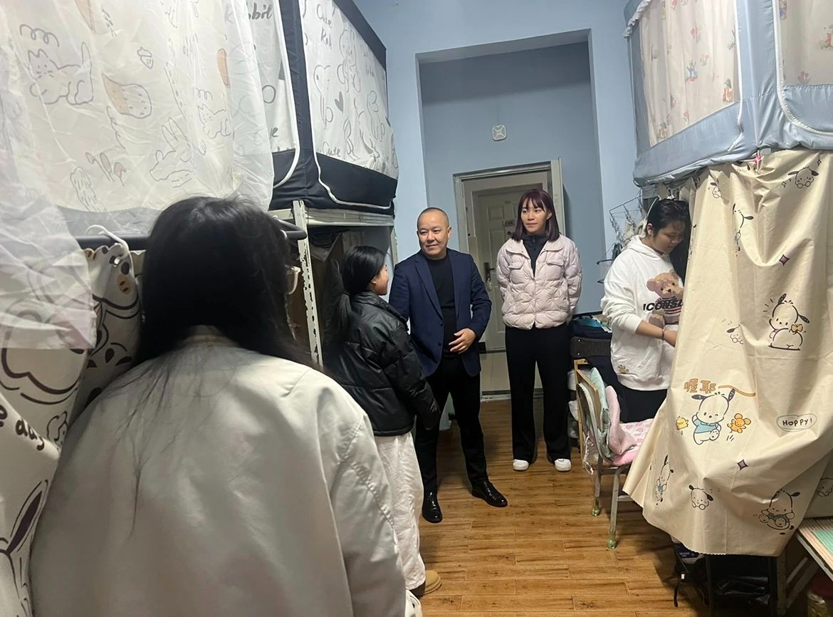 校院领导深入社区走访慰问，暖心关怀助力新学期启航 第 8 张