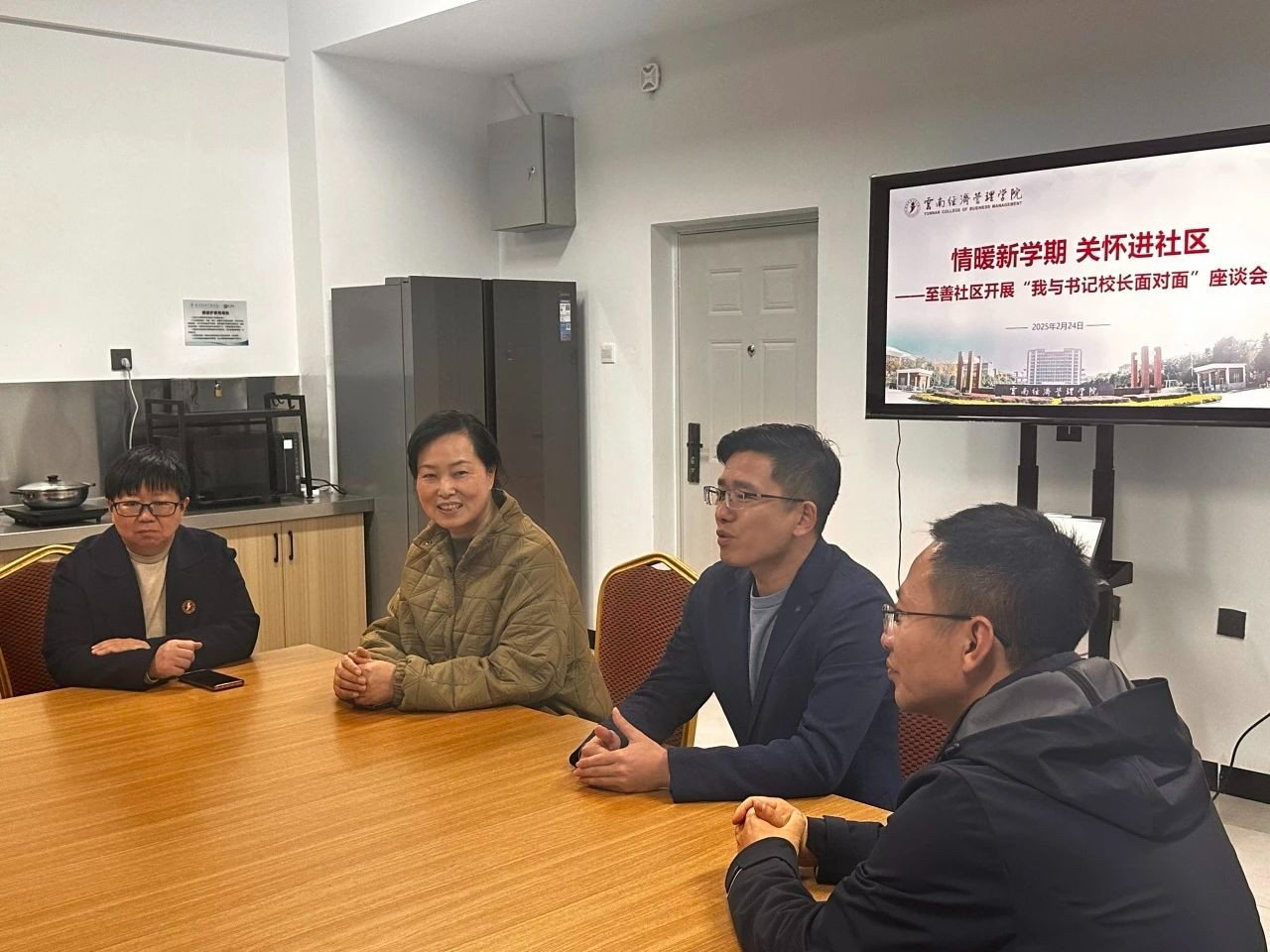 校院领导深入社区走访慰问，暖心关怀助力新学期启航 第 1 张