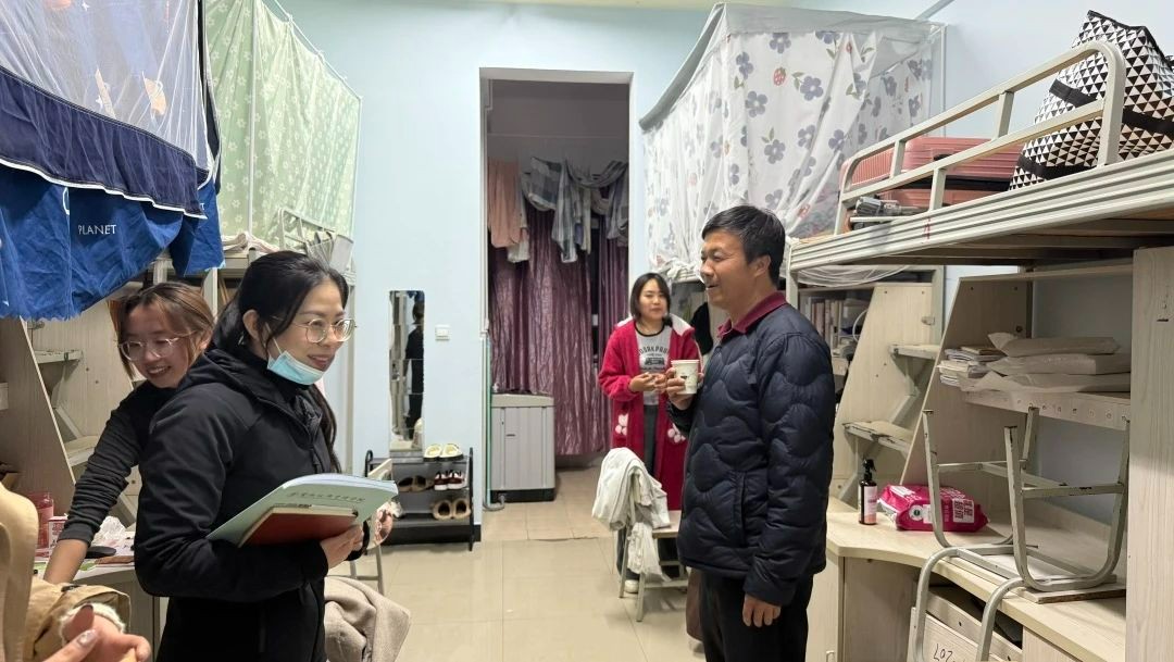 校院领导深入社区走访慰问，暖心关怀助力新学期启航 第 15 张