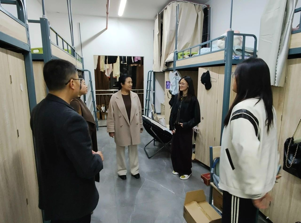 校院领导深入社区走访慰问，暖心关怀助力新学期启航 第 6 张
