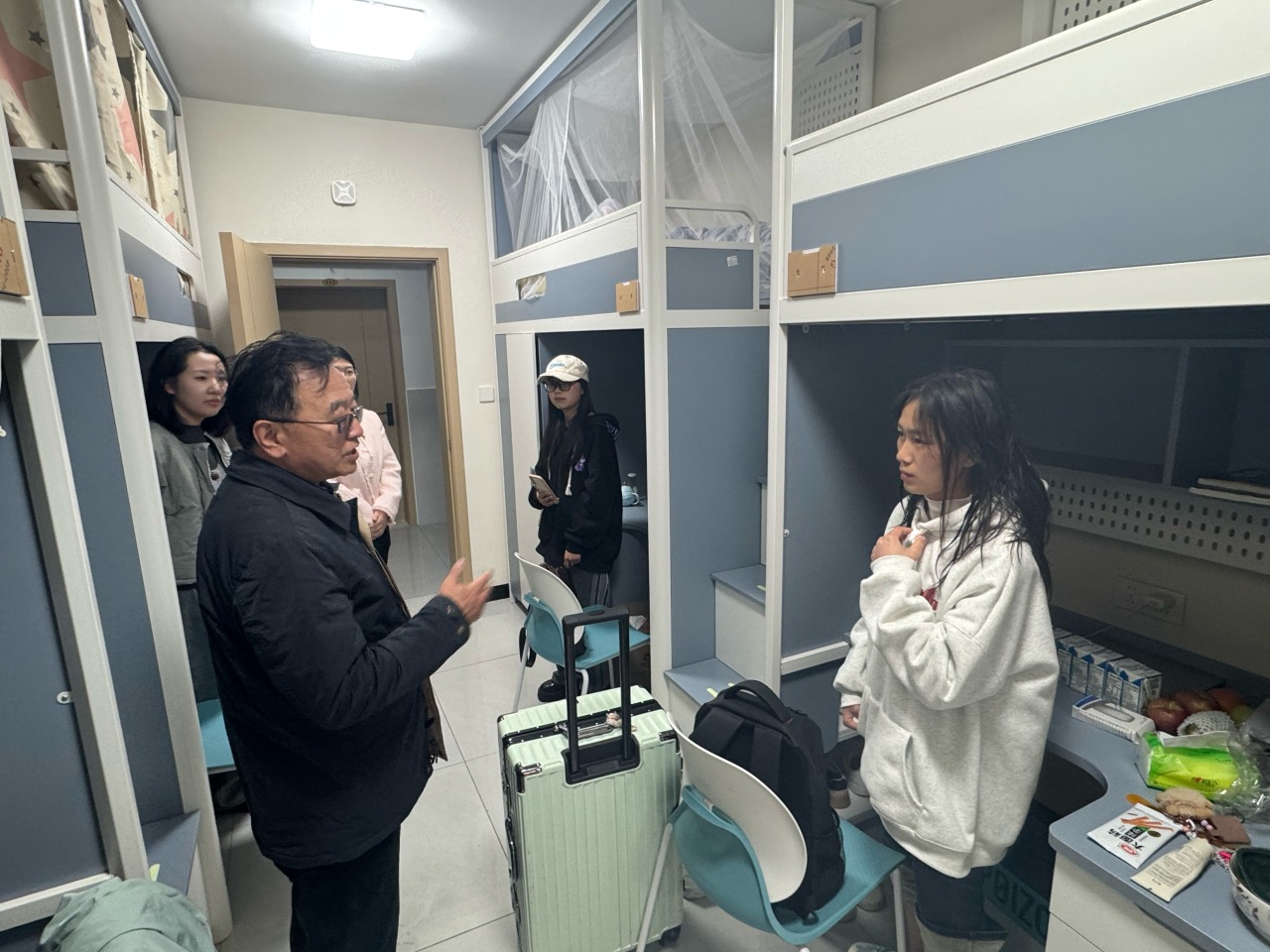 校院领导深入社区走访慰问，暖心关怀助力新学期启航 第 9 张