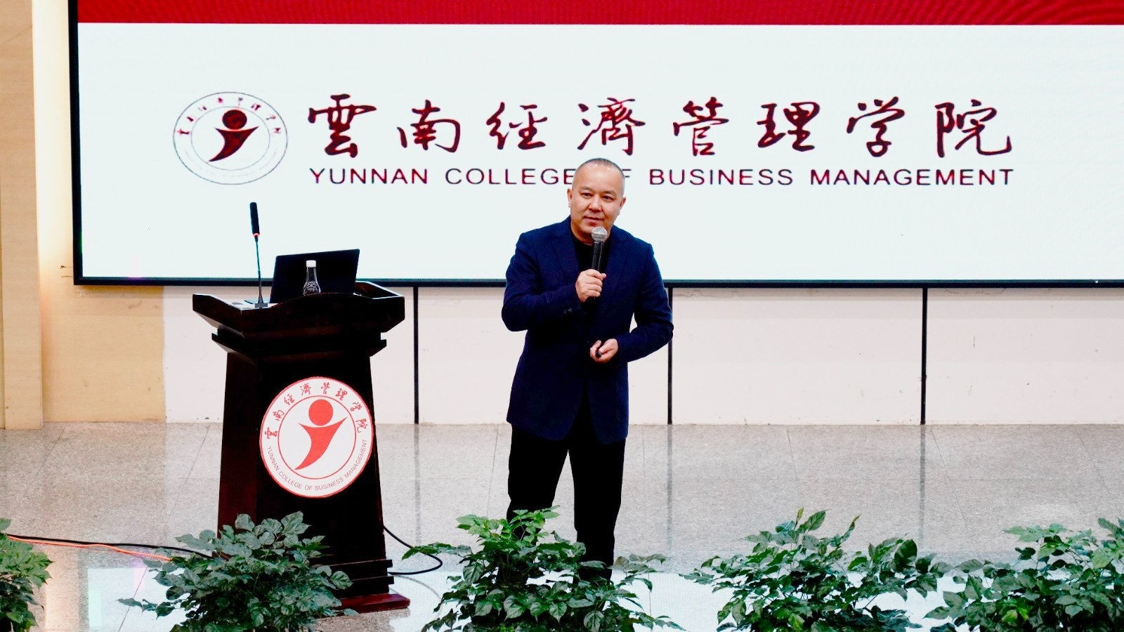齐心协力踏征程，笃行实干谱新篇！云经管召开2025年春季学期期初学生工作大会 第 4 张