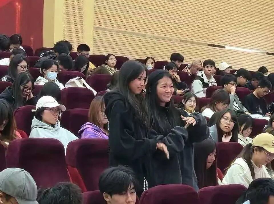 你“粘”在游戏上了吗？@经管学子，这堂脱“瘾”而出必修课等你来！ 第 2 张