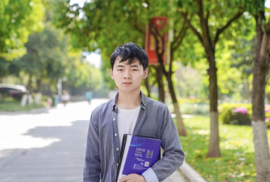 喜报 | 云南经济管理学院邓福斌同学作为全国优秀学生代表登上《人民日报》 第 6 张