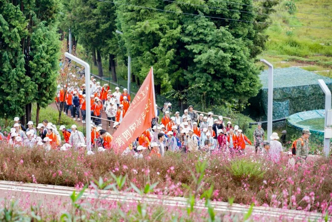 2025级新生军训拉练40里,“全体都有,出发!” 第 1 张 2025级新生军训拉练40里,“全体都有,出发!” 第 1 张