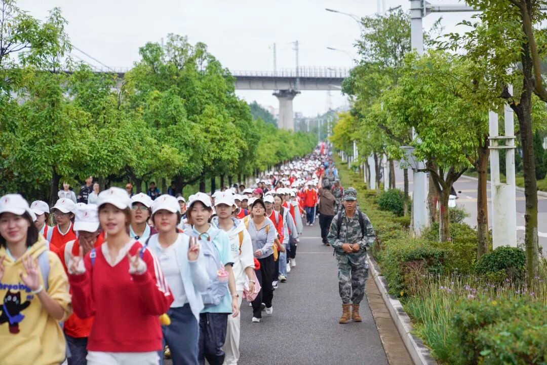 2025级新生军训拉练40里,“全体都有,出发!” 第 5 张 2025级新生军训拉练40里,“全体都有,出发!” 第 5 张