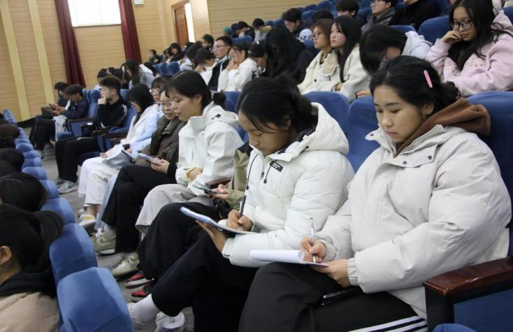 学生工作周报（第31期） 第 17 张