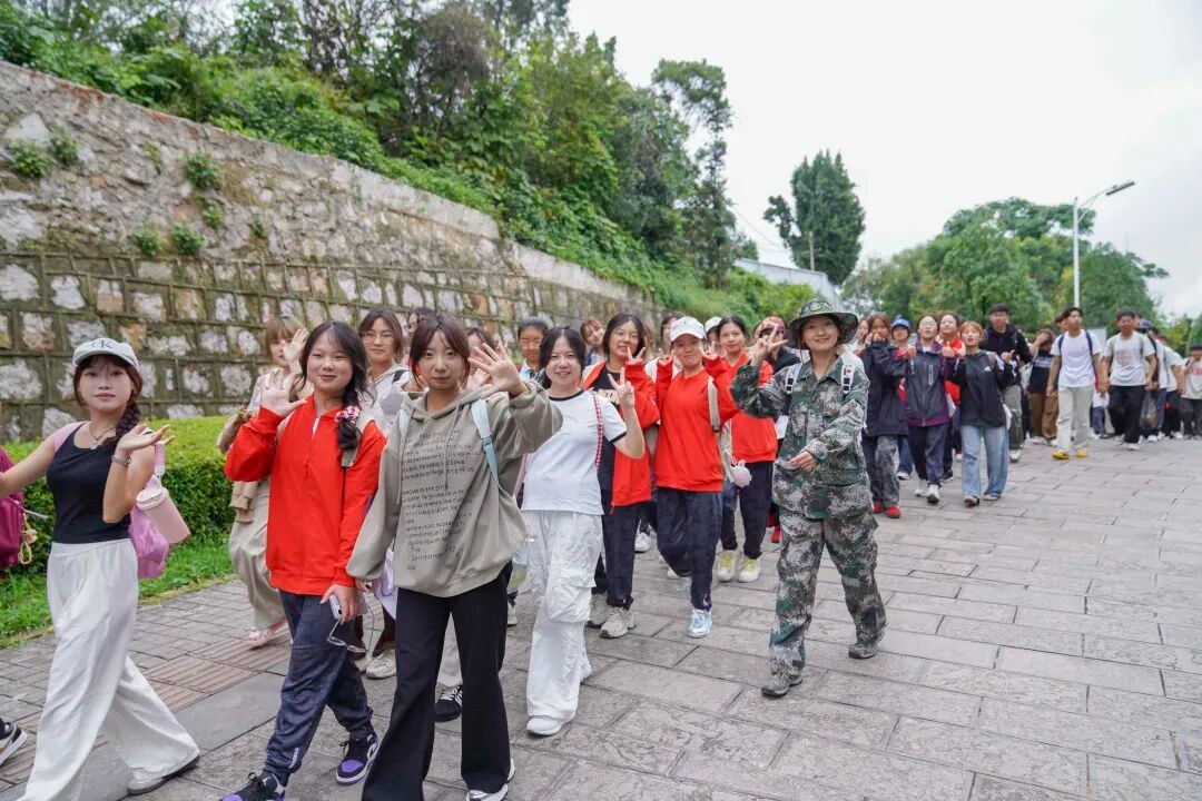 2025级新生军训拉练40里,“全体都有,出发!” 第 9 张 2025级新生军训拉练40里,“全体都有,出发!” 第 9 张