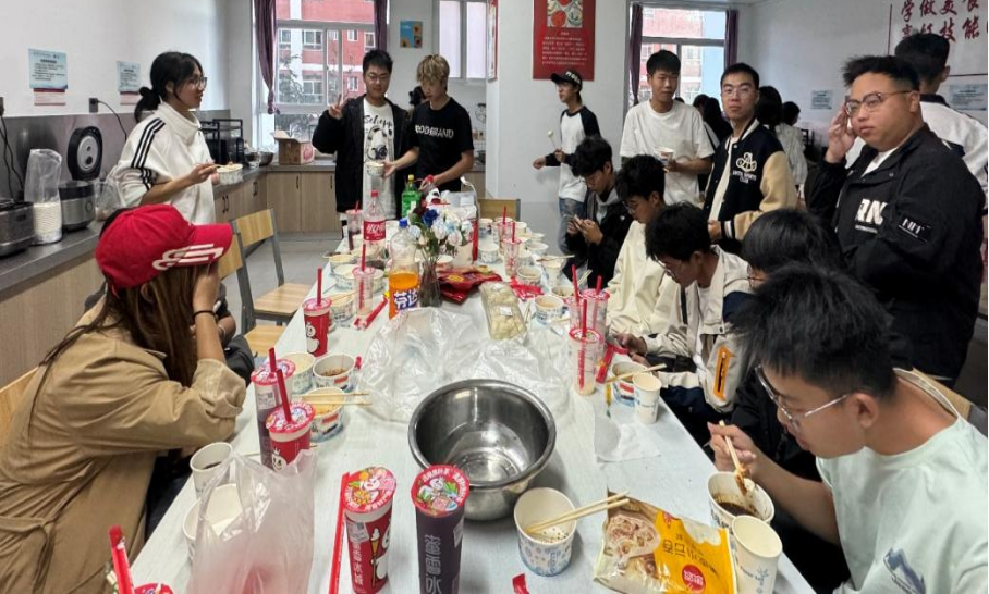 学生工作周报(第28期) 第 30 张 学生工作周报(第28期) 第 30 张