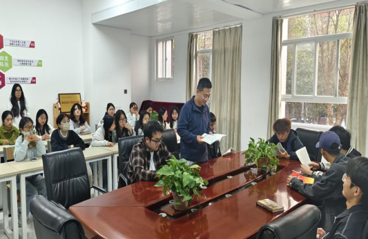 书香铸魂润社区 思政赋能育新人｜财经商贸学院依托“一站式”学生社区开展“寻光・阅见”系列读书分享活动 第 3 张