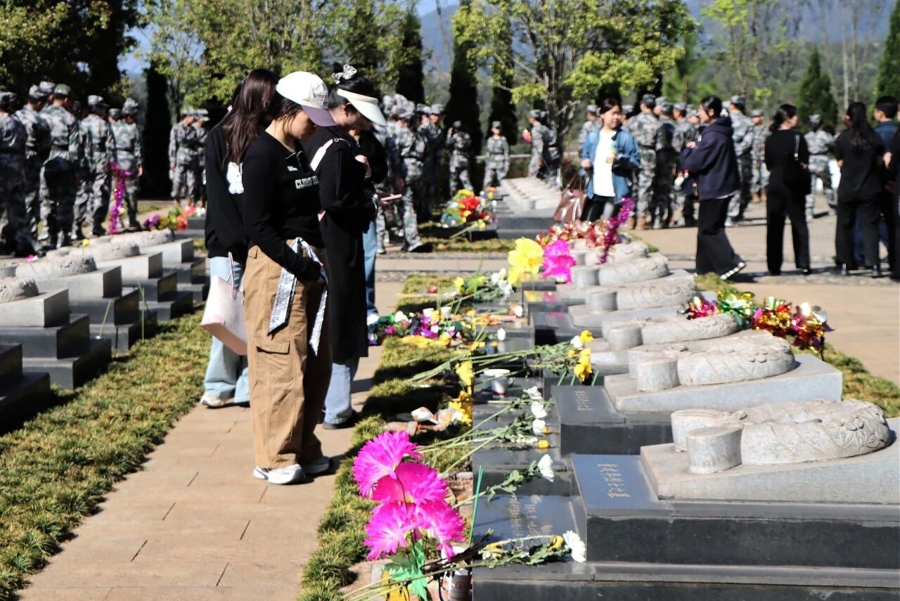 缅怀英烈忠魂赓续红色血脉｜我校组织师生赴青龙“3﹒28”烈士陵园开展祭扫活动 第 3 张