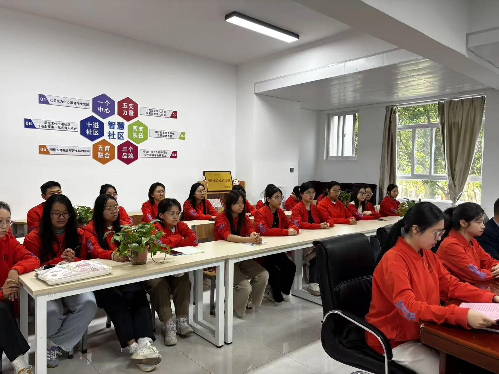 书香铸魂润社区 思政赋能育新人｜财经商贸学院依托“一站式”学生社区开展“寻光・阅见”系列读书分享活动 第 4 张