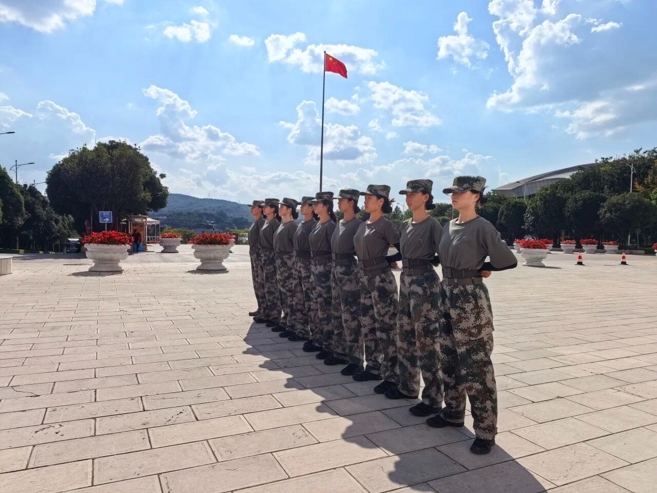 巾帼护旗，不负韶华｜我校国旗护卫队在云南省第二届大学生国旗护卫队展示赛斩获佳绩 第 2 张