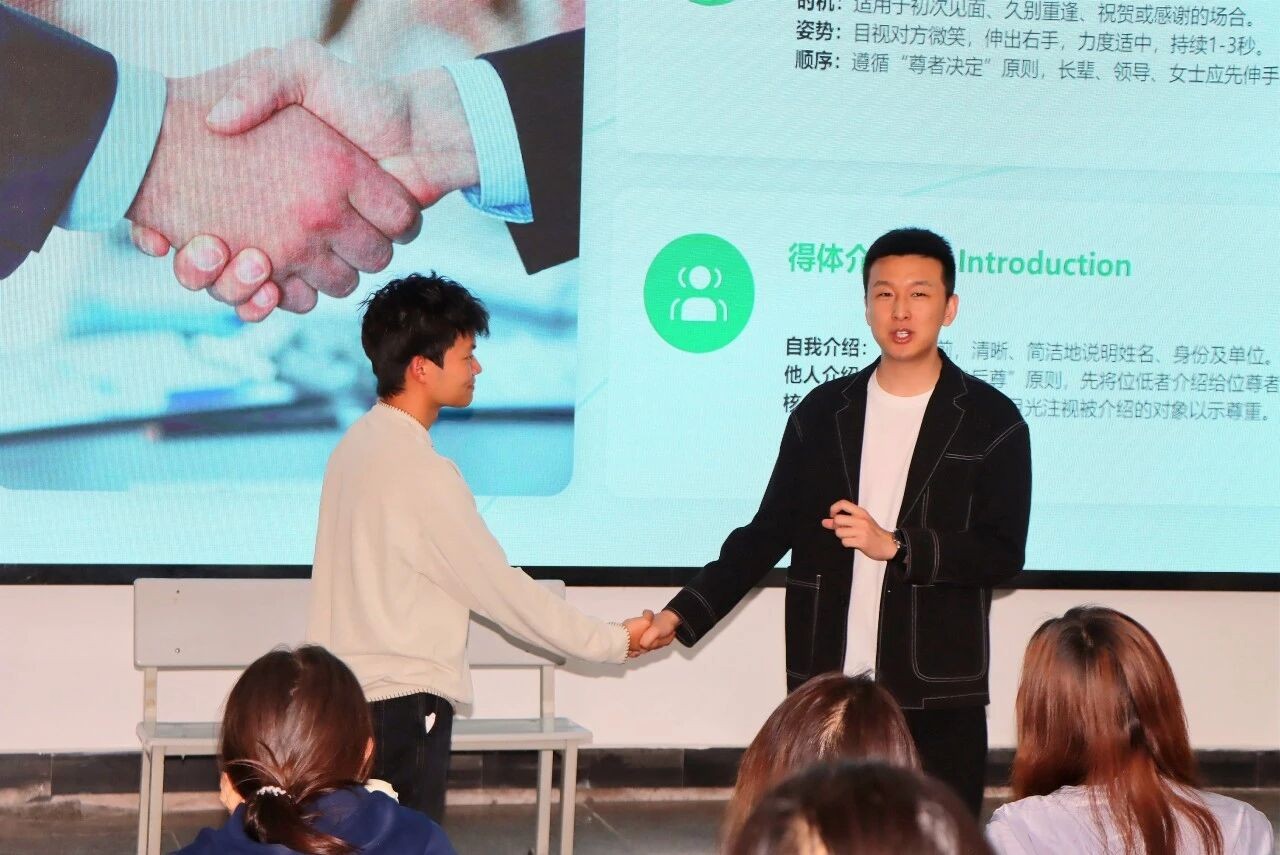“礼”所应当，从优秀到优雅 —— 我校学生干部礼仪素养提升培训圆满举行 第 2 张