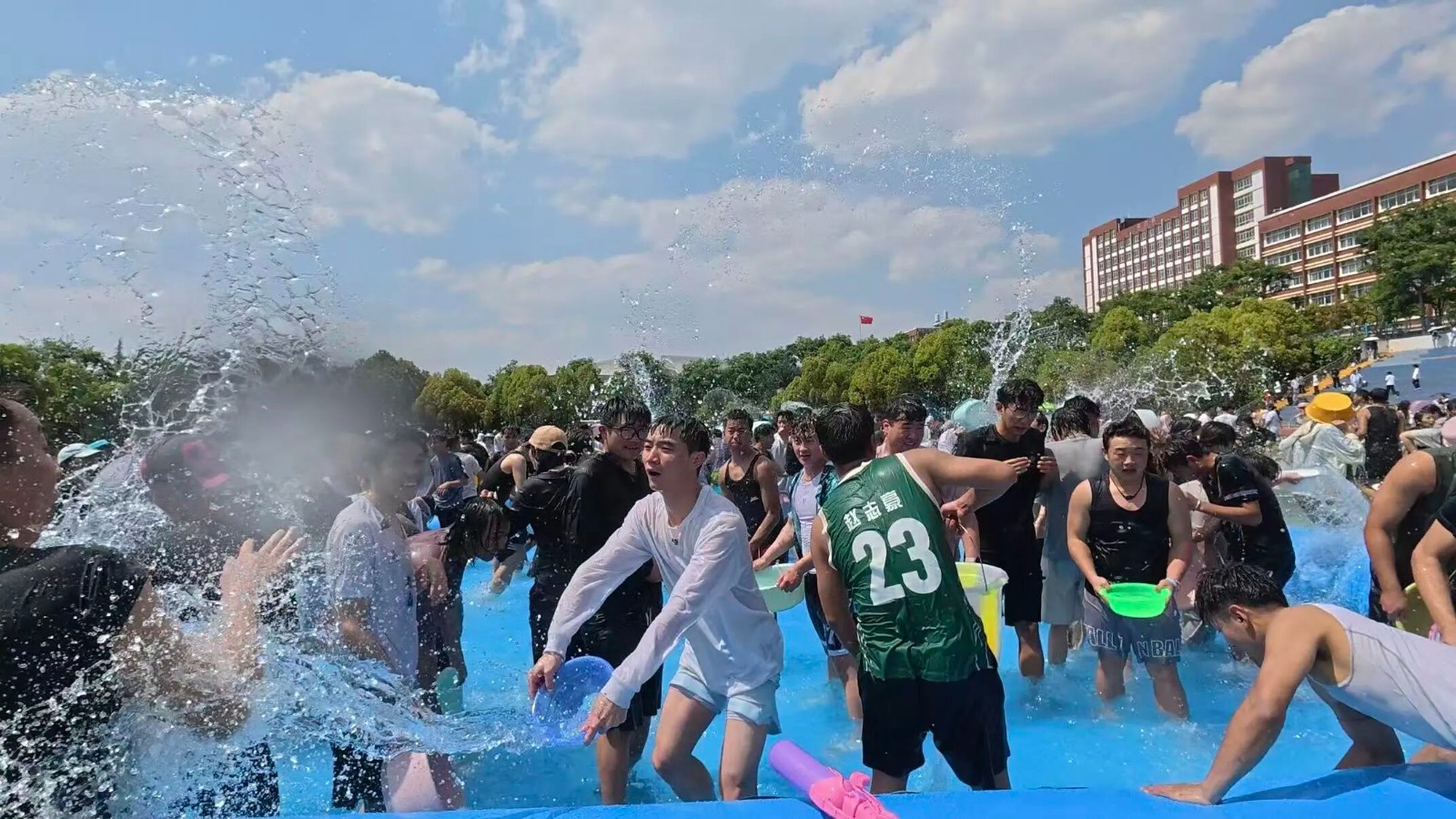 清凉暴击！云经管学生社区文化节，全员 “湿” 放快乐 第 15 张