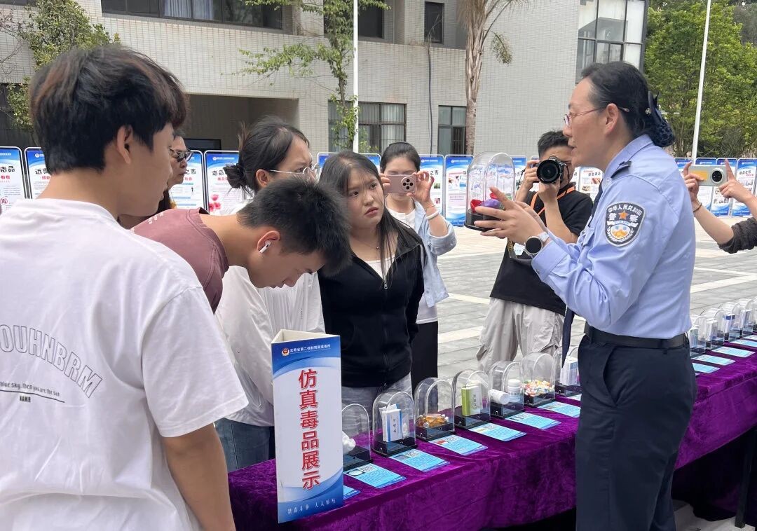 筑牢心灵防线 护航青春无毒——我校师生代表参加2026年全民禁毒宣传月启动仪式 第 2 张 筑牢心灵防线 护航青春无毒——我校师生代表参加2026年全民禁毒宣传月启动仪式 第 2 张