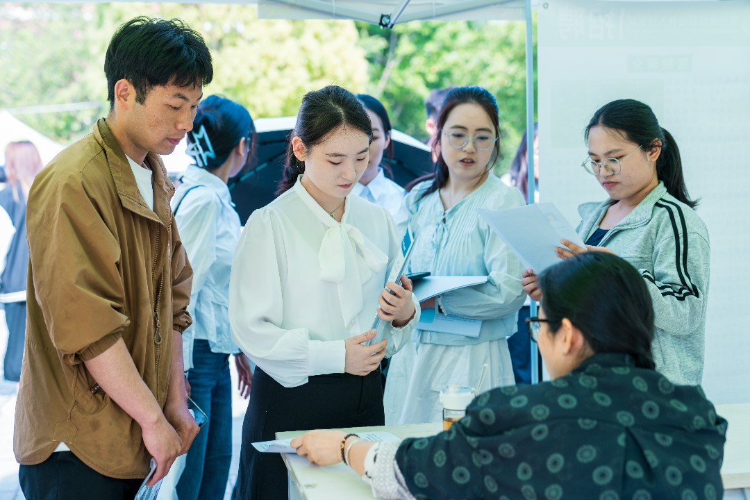 “启程马年 健康安宁”云南经济管理学院医学院专场招聘会圆满举行 第 7 张 “启程马年 健康安宁”云南经济管理学院医学院专场招聘会圆满举行 第 7 张